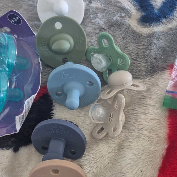 Philips Avent and Assorted Pacifiers Set - Picture 3 of 5